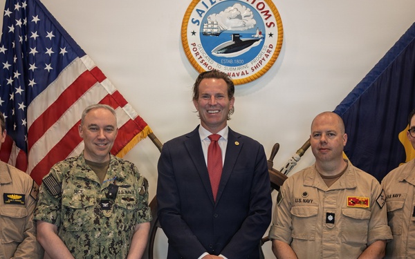 Mayor of Portsmouth Visits PNSY