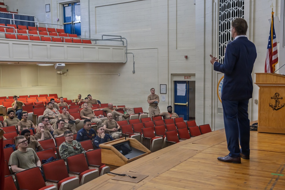Mayor of Portsmouth Visits PNSY