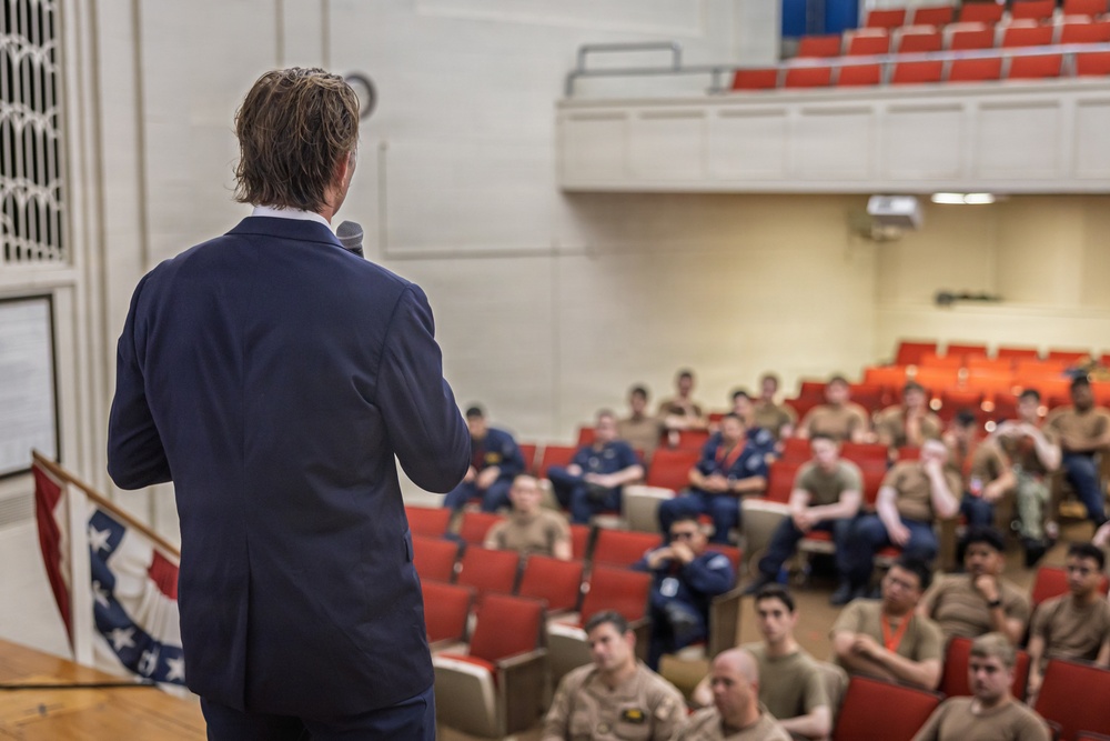Mayor of Portsmouth Visits PNSY