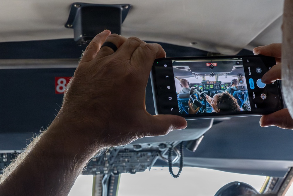 433rd Airlift Wing hosts an incentive flight for civic leaders