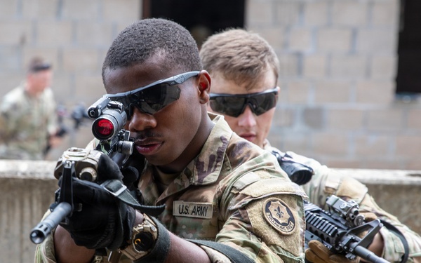 2CR close-quarter battle training