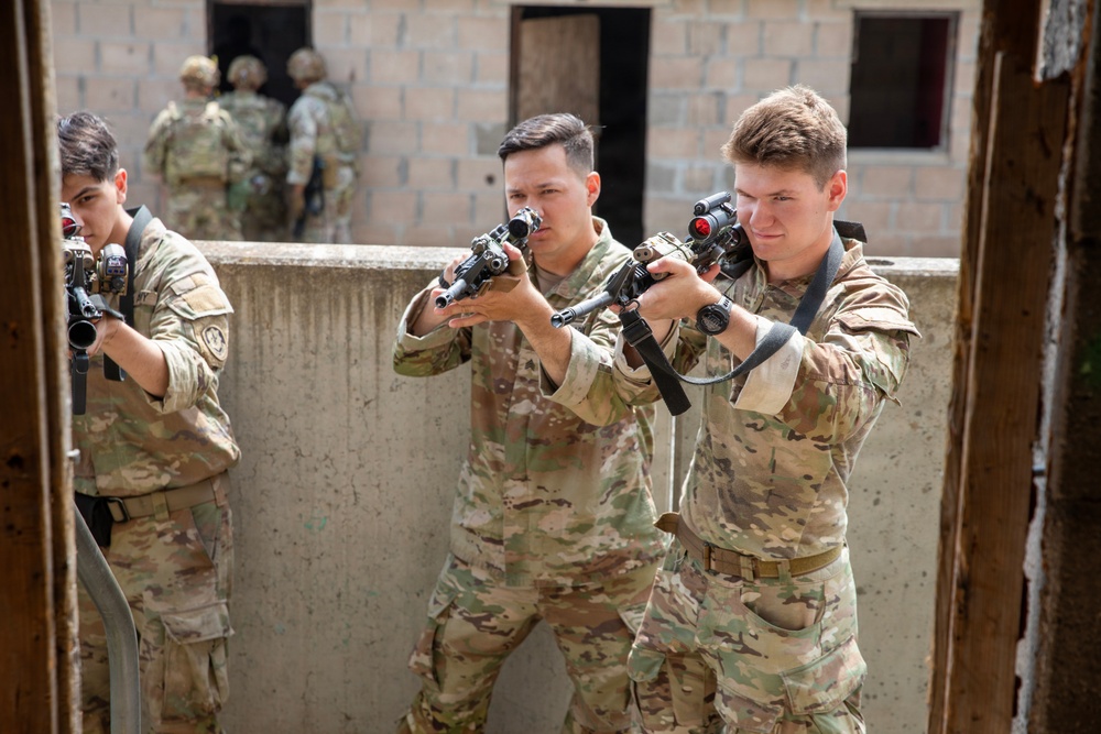 2CR close-quarter battle training