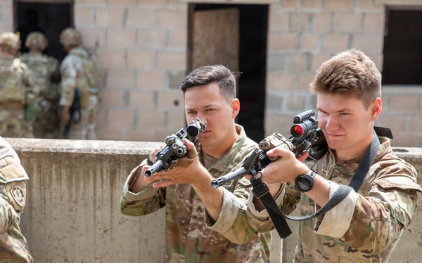2CR close-quarter battle training