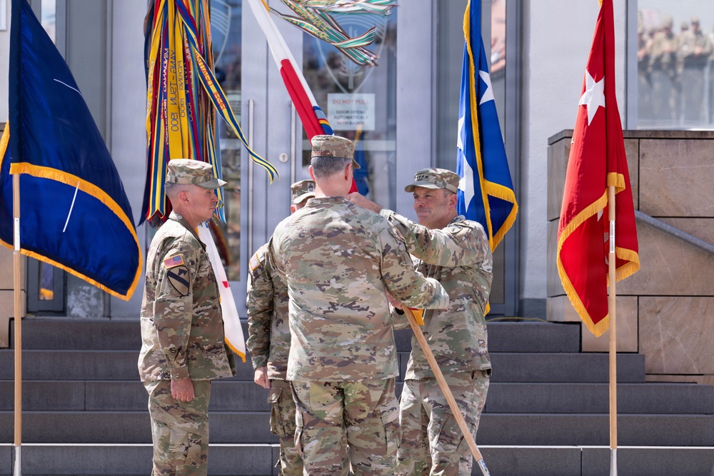 Gen. Christopher Donahue relinquishes command to Gen. Alexus G. Grynkewich