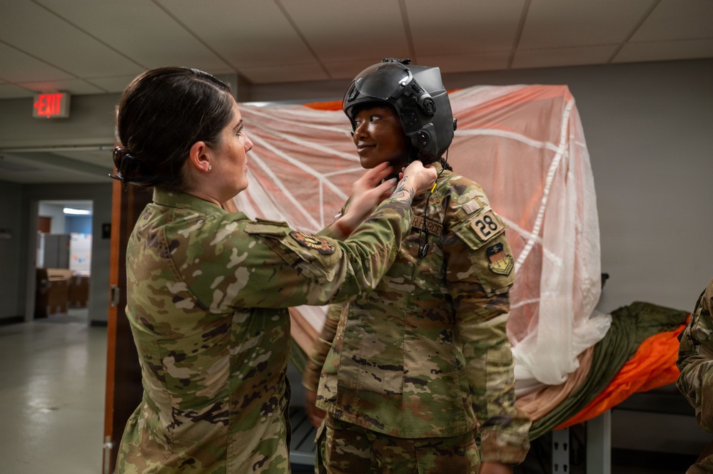 USAFA Cadets Learn About Acquisition Career Field Opportunities During AFLCMC Visit