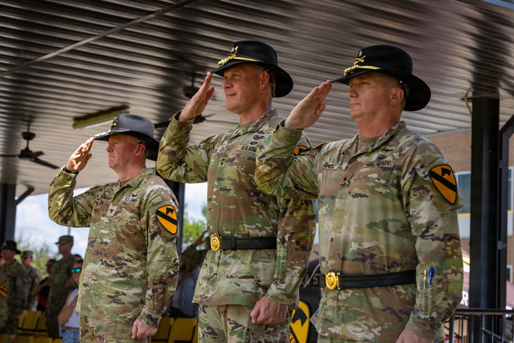 1st Cavalry Division Conducts Retreat Ceremony Honoring Outgoing Leaders at Fort Hood