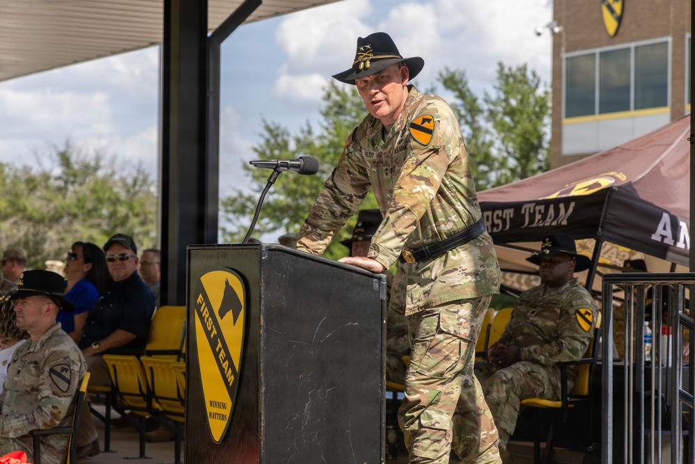 1st Cavalry Division Conducts Retreat Ceremony Honoring Outgoing Leaders at Fort Hood