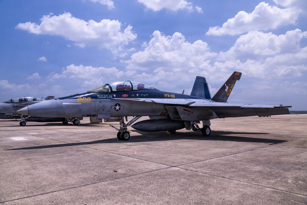 USN F18s and USMC F35s arrive at JBA for Freedom 250