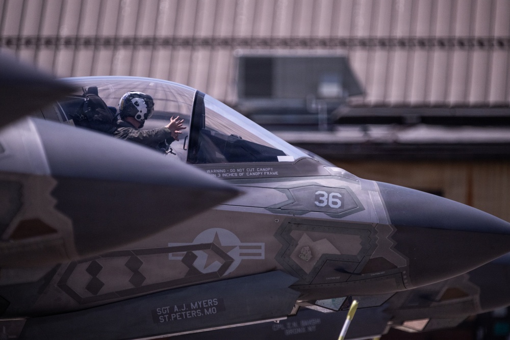 USN F18s and USMC F35s arrive at JBA for Freedom 250
