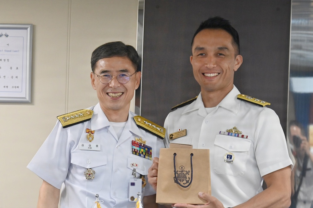 Chief of Staff, JMSDF Holds Bilateral Meeting with Republic of Korea Navy Chief of Naval Operations