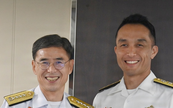 Chief of Staff, JMSDF Holds Bilateral Meeting with Republic of Korea Navy Chief of Naval Operations