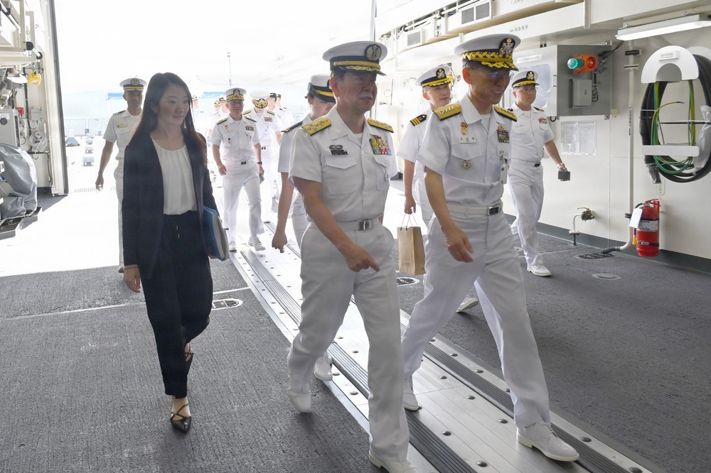 Chief of Staff, JMSDF Holds Bilateral Meeting with Republic of Korea Navy Chief of Naval Operations