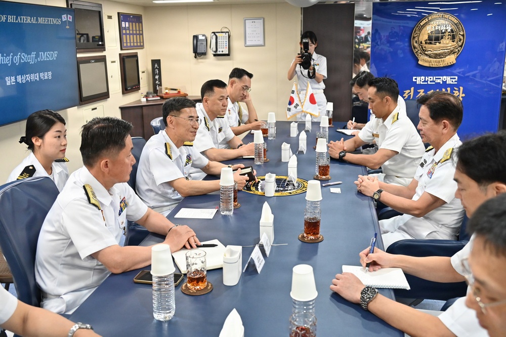 Chief of Staff, JMSDF Holds Bilateral Meeting with Republic of Korea Navy Chief of Naval Operations