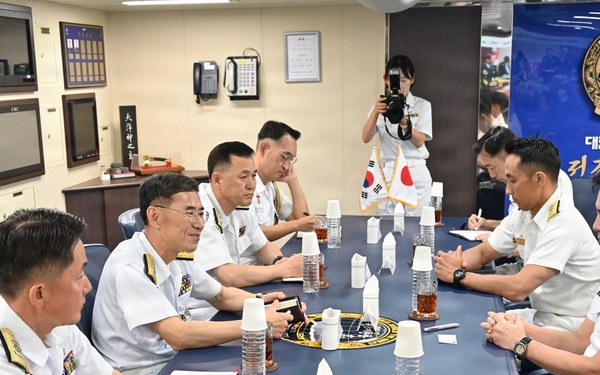 Chief of Staff, JMSDF Holds Bilateral Meeting with Republic of Korea Navy Chief of Naval Operations