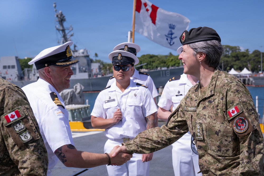 RCN Halifax Class Frigate Regina (FFH 334) welcomes Aboard Royal Canadian Army Colonel