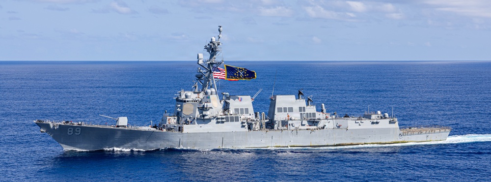 USS Mustin transits the Indian Ocean