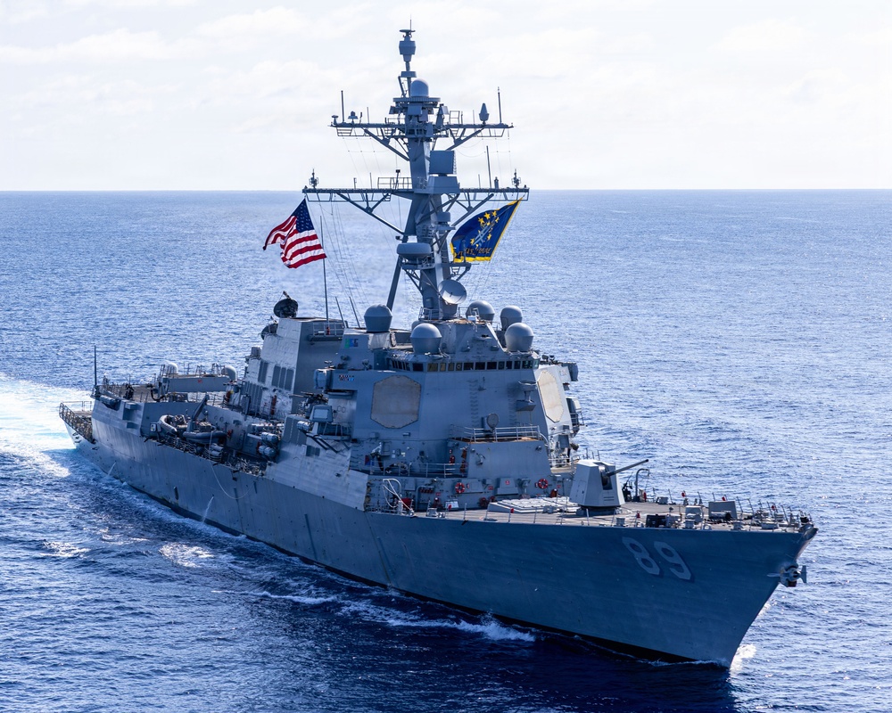 USS Mustin transits the Indian Ocean