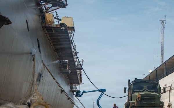 LCF-24: CLB-8 receives fuel from USS Fort Lauderdale