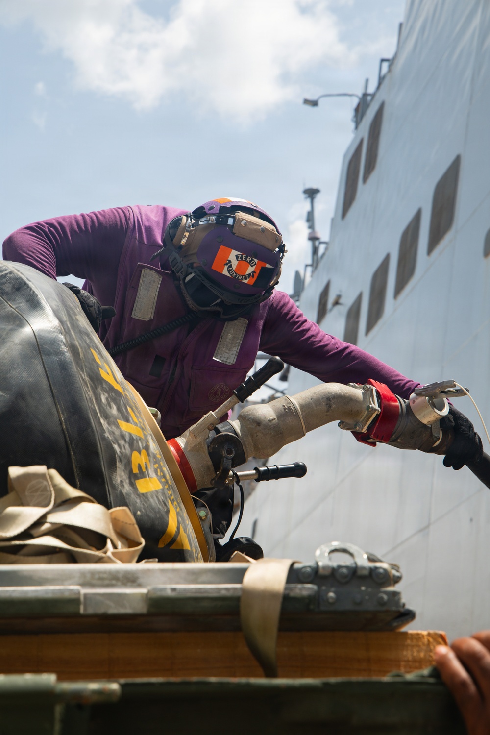 LCF-24: CLB-8 receives fuel from USS Fort Lauderdale