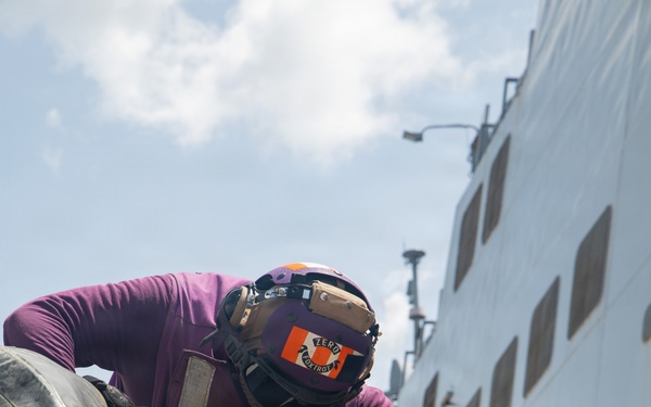 LCF-24: CLB-8 receives fuel from USS Fort Lauderdale