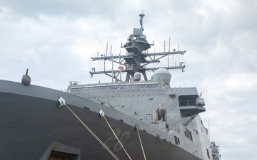 LCF-24: CLB-8 receives fuel from USS Fort Lauderdale