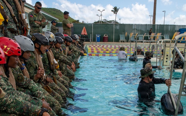 Peruvian, Philippine marines conduct shallow underwater egress training