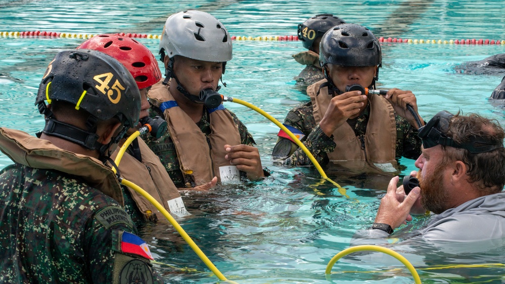 Peruvian, Philippine marines conduct shallow underwater egress training