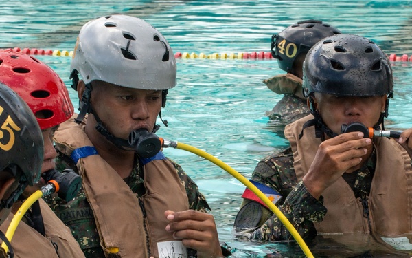 Peruvian, Philippine marines conduct shallow underwater egress training