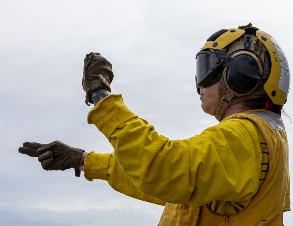 USS Mustin conducts flight operations