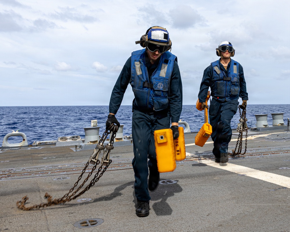 USS Mustin conducts flight operations
