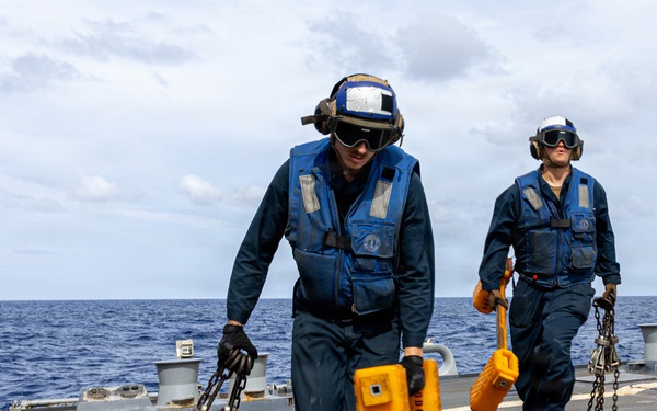 USS Mustin conducts flight operations
