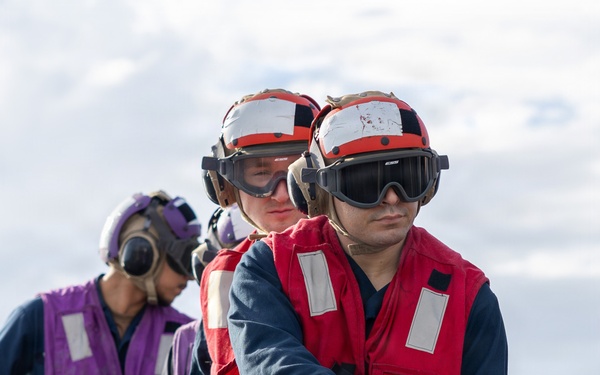 USS Mustin conducts an integrated training team drill