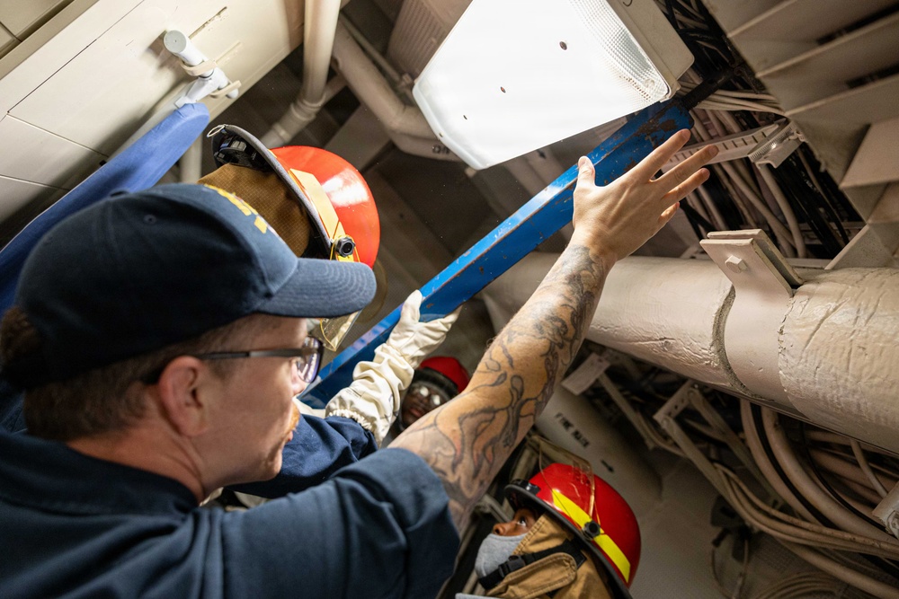 USS Mustin conducts an integrated training team drill