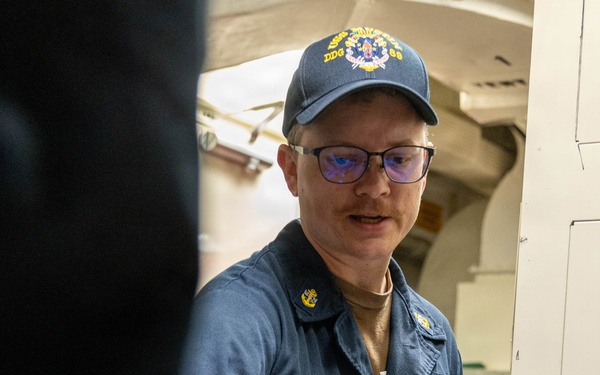 USS Mustin conducts an integrated training team drill