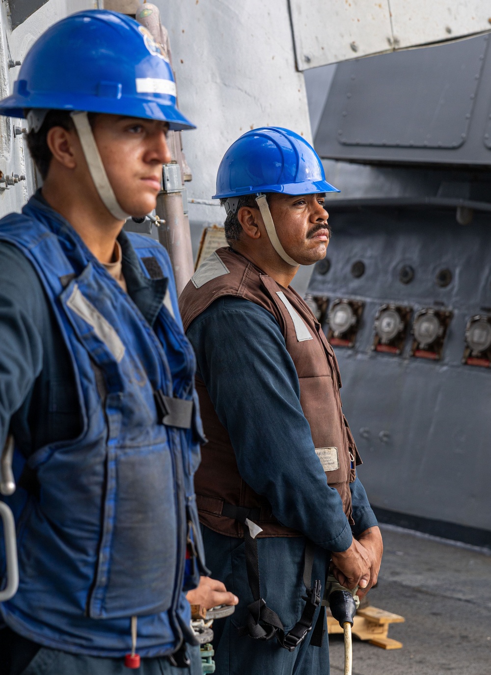 USS Mustin conducts a replenishment-at-sea with USNS Wally Schirra