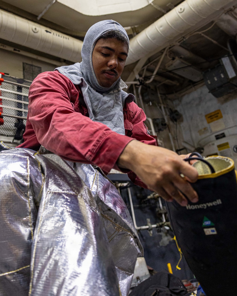 USS Mustin conducts an integrated training team drill