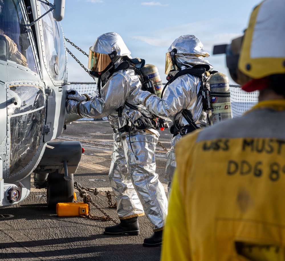 USS Mustin conducts an integrated training team drill