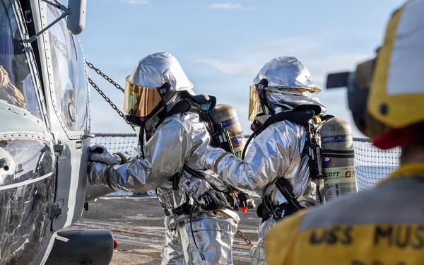 USS Mustin conducts an integrated training team drill