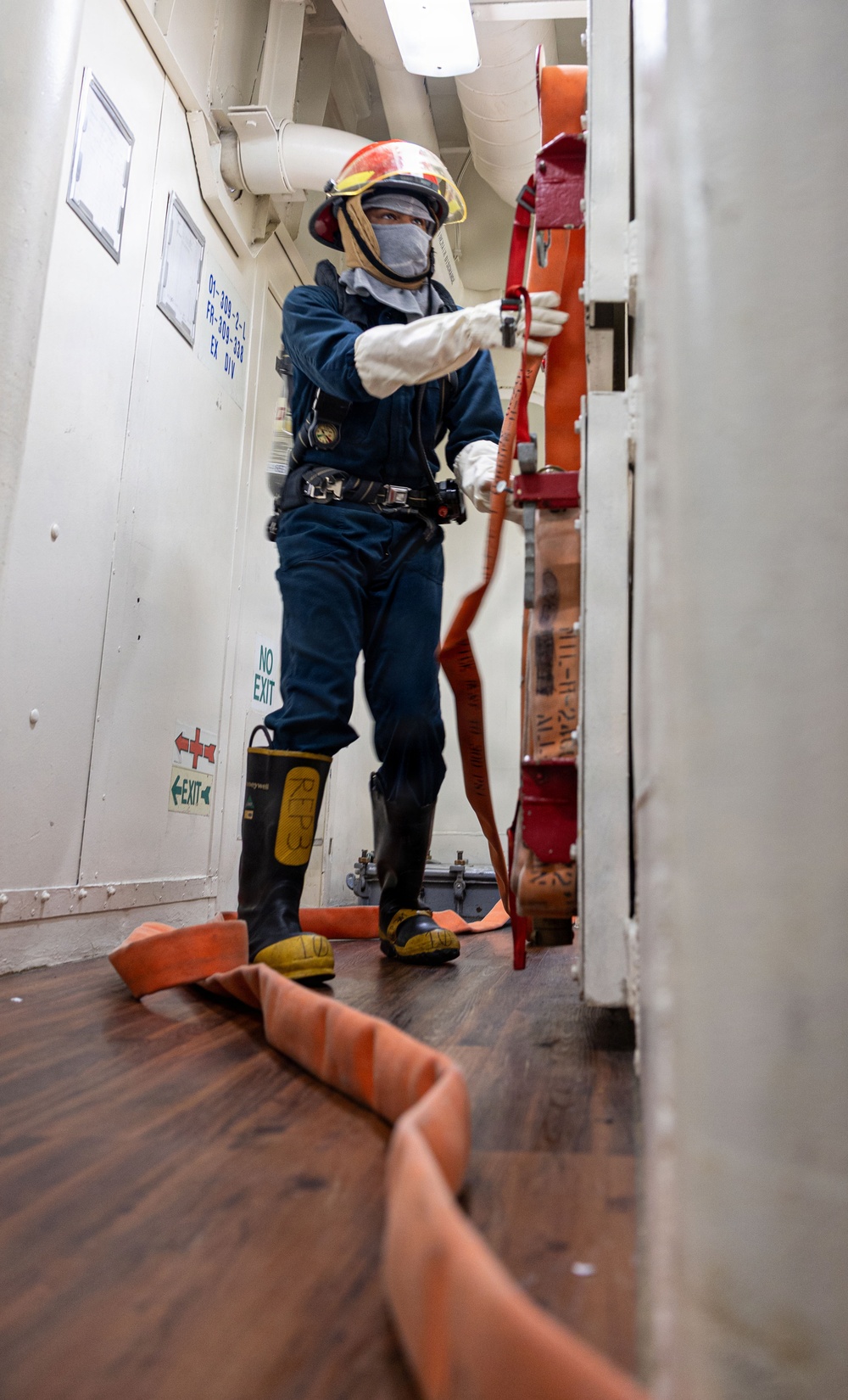 USS Mustin conducts an integrated training team drill