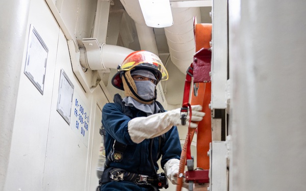 USS Mustin conducts an integrated training team drill