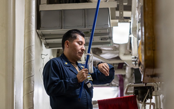 USS Mustin conducts an integrated training team drill