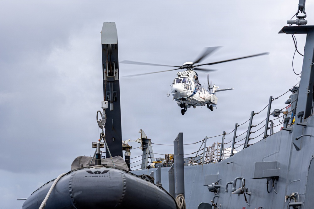 USS Mustin conducts a replenishment-at-sea with USNS Wally Schirra