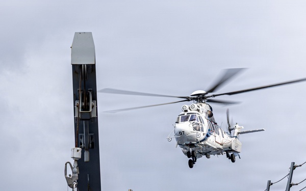 USS Mustin conducts a replenishment-at-sea with USNS Wally Schirra
