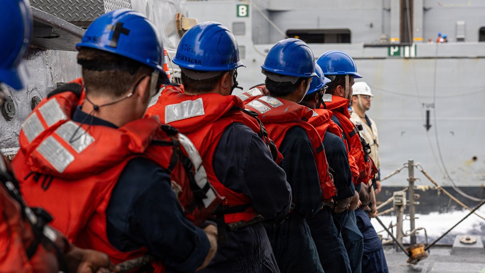 USS Mustin conducts a replenishment-at-sea with USNS Wally Schirra