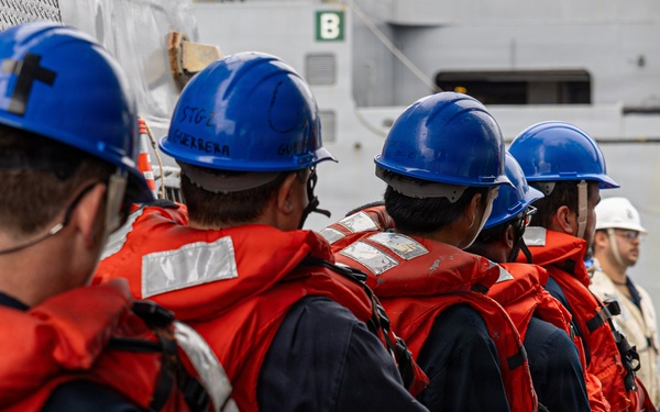 USS Mustin conducts a replenishment-at-sea with USNS Wally Schirra