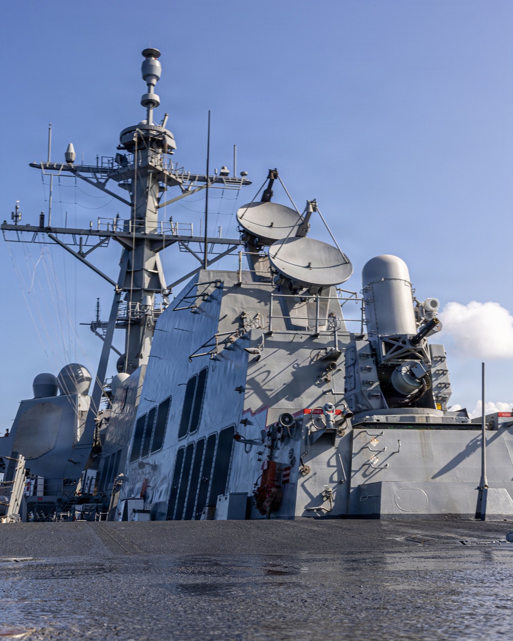 USS Mustin conducts a countermeasure washdown
