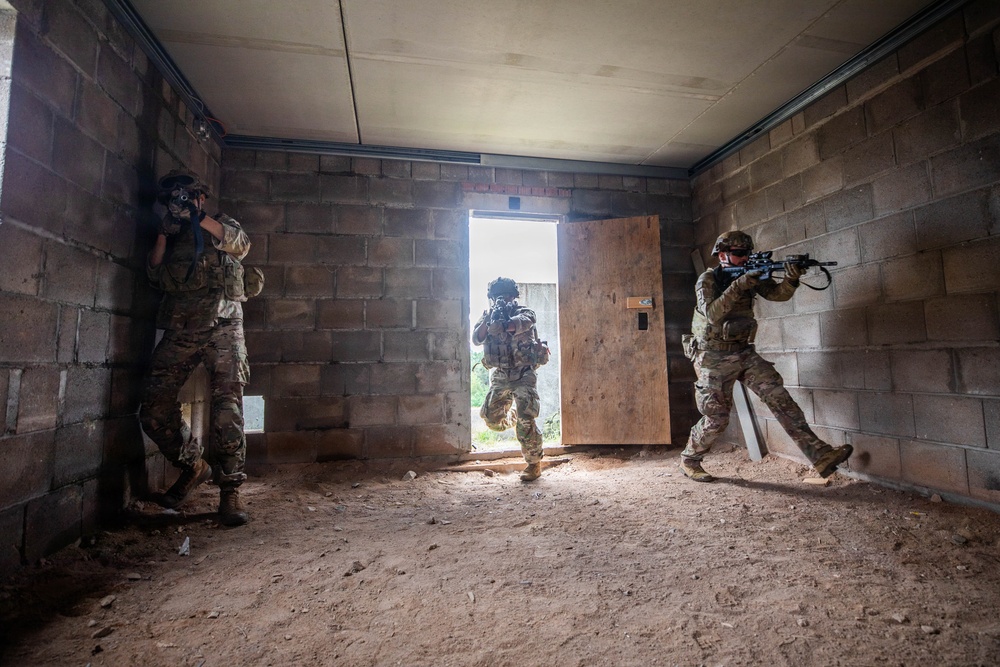 2d Cavalry Regiment train on close-quarter battle drills
