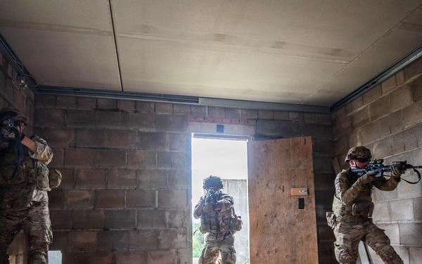 2d Cavalry Regiment train on close-quarter battle drills