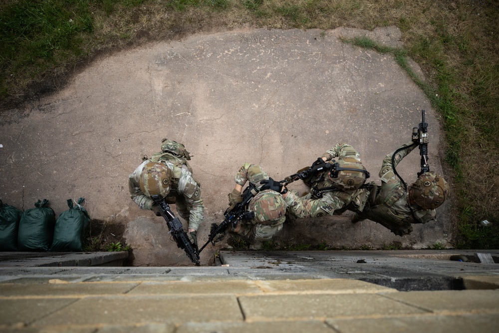 2d Cavalry Regiment train on close-quarter battle drills