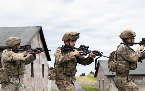 2d Cavalry Regiment train on close-quarter battle drills